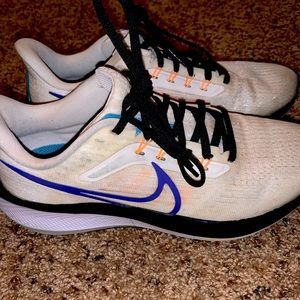 Nike Pegasus shoes!! Barely worn!! Amazing for running and walking. Size 7 women